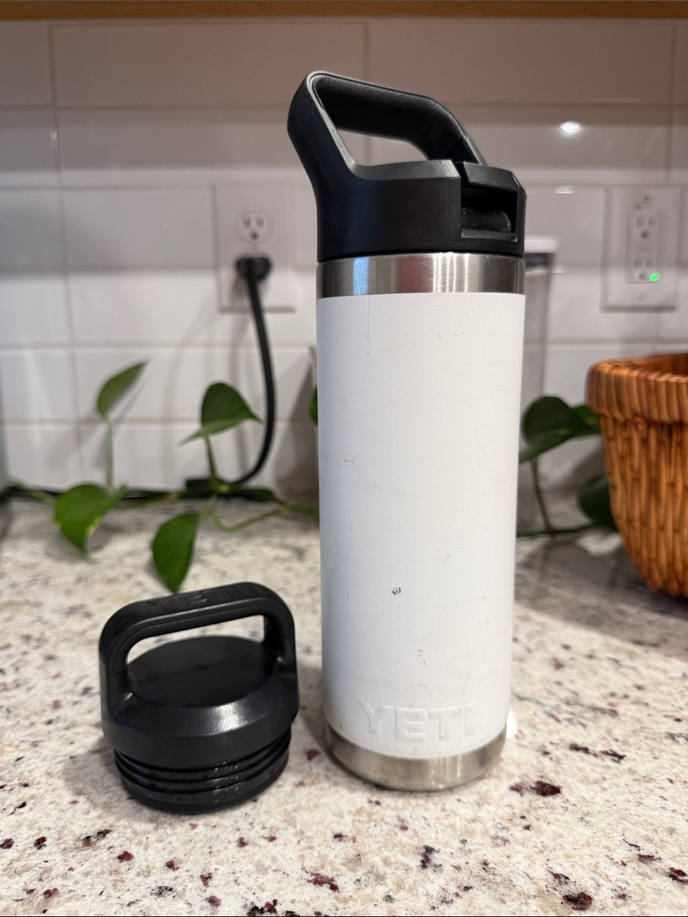 18oz Yeti white tumbler with 2 lids